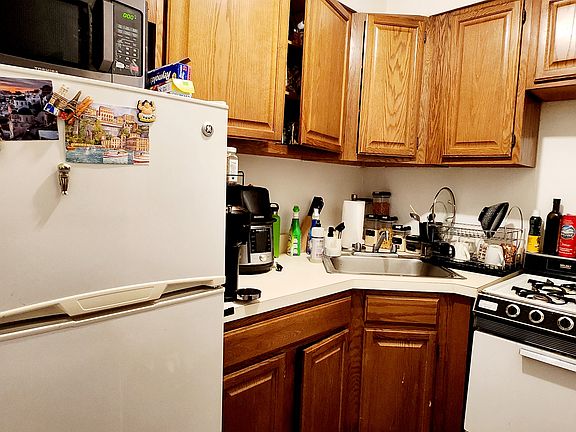 4th image of 132 W 72nd St APT 3B