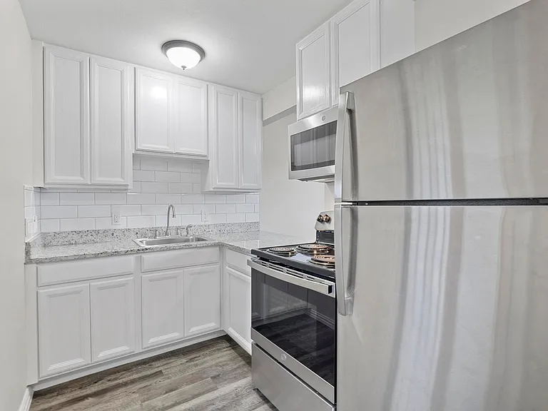 Oak Street Flats: Ranch Style Fully Remodeled Come Check Us Out — Photo 7