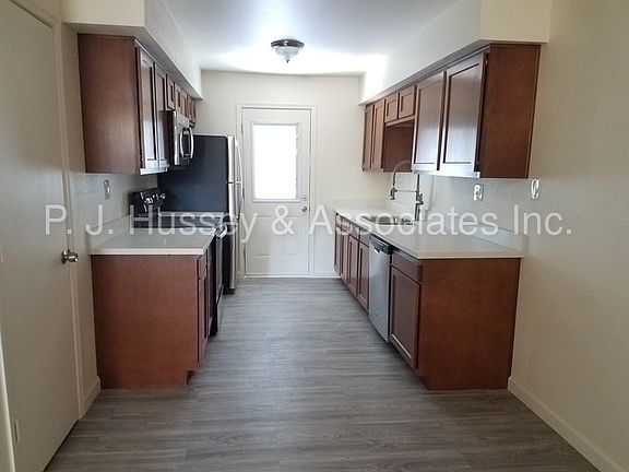 3rd image of 3015 E Paradise Ln APT 206