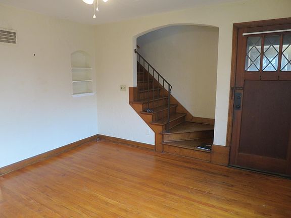 3rd image of 3058 Sunset Dr