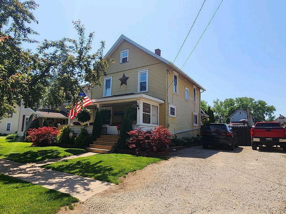1st image of 313 E 9th St