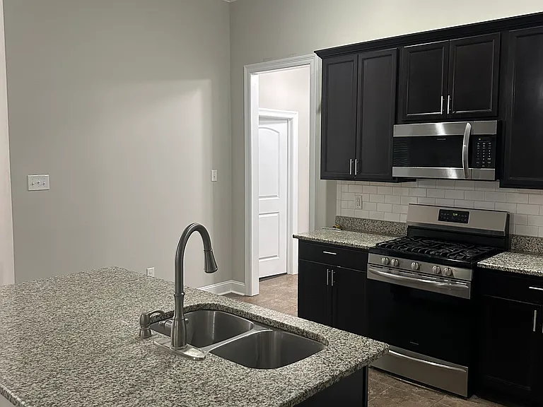 215 Hutton Ln — Photo 5