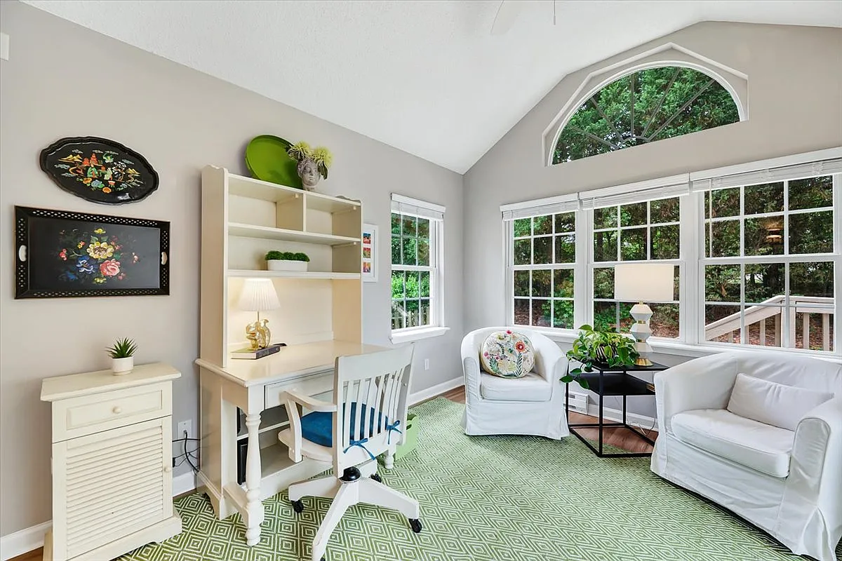 3 bed, 2.5 bath, 1614 sqft, $3,995 — Photo 3