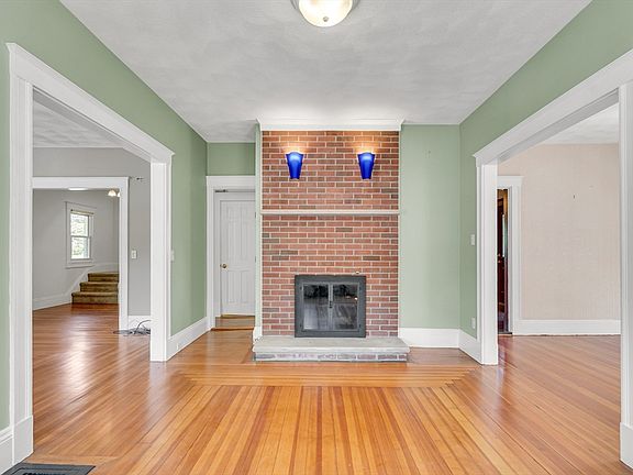 4th image of 369 Bacon St