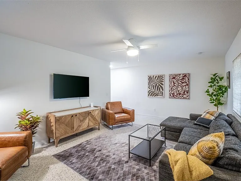 725 S Wilson Ave — Photo 2