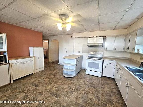 3rd image of 624 Court St
