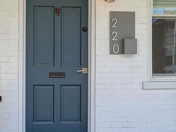 2nd image of 220 Jackson St