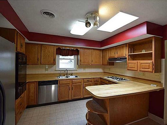 4th image of 304 N Birchwood Dr