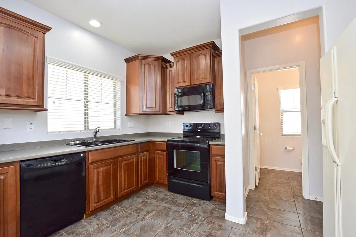 3 bed, 3.0 bath, 1375 sqft, $1,995 — Photo 4