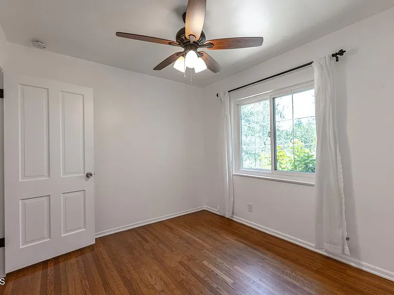 1290 Club House Dr — Photo 16