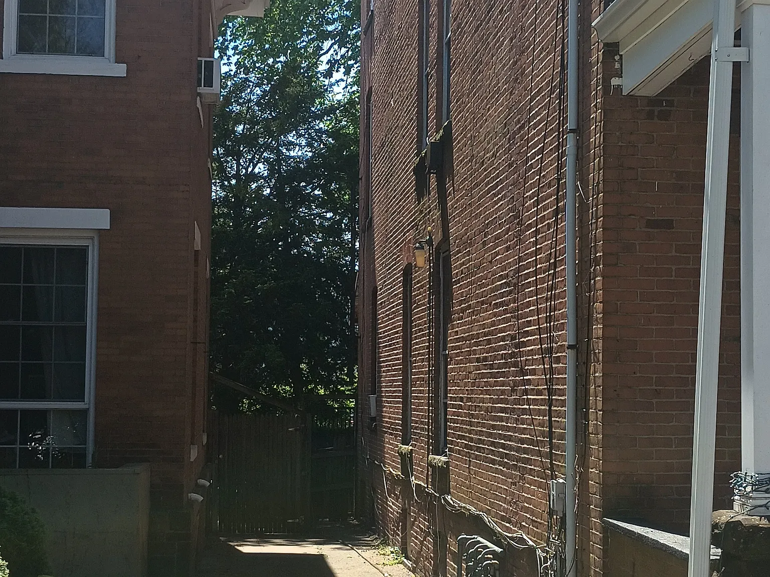 2 bed, 1050 sqft, $2,400 — Photo 2