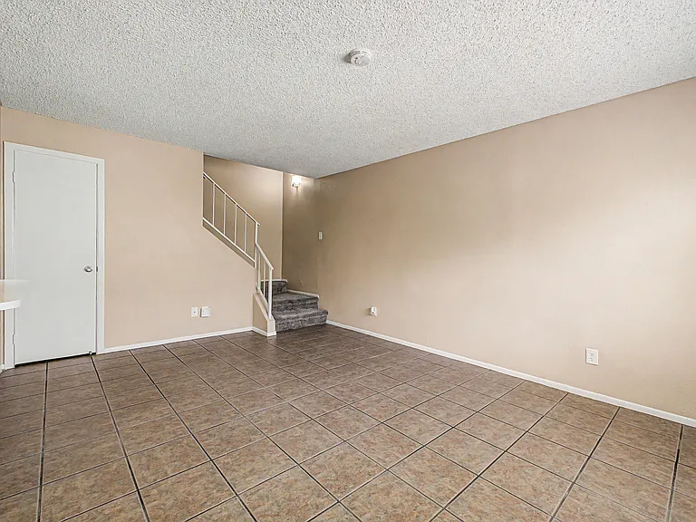 5847 N 48th Dr — Photo 7