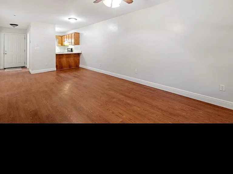 1101 Green Tree Ct #B — Photo 20