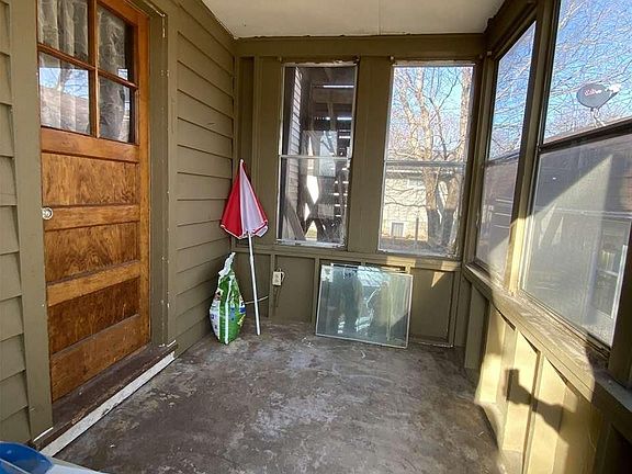 2nd image of 423/427/427 1/2 Grace St