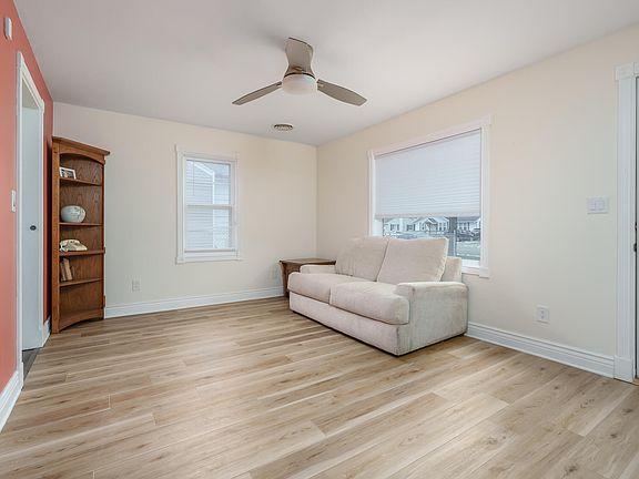 4th image of 118 Broadway Blvd