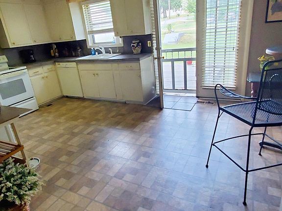 Kitchen - appliances included