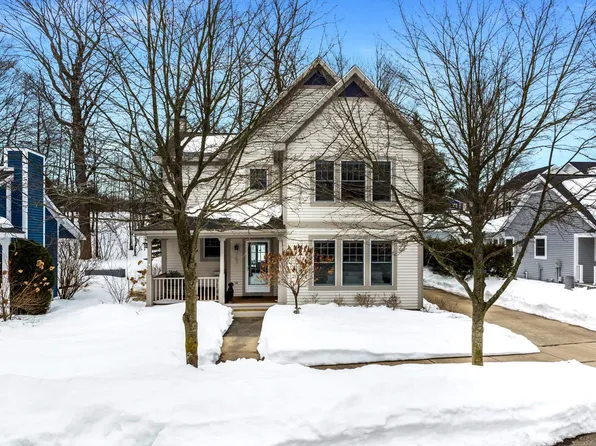 707 Lake Park Dr, Boyne City, MI 49712