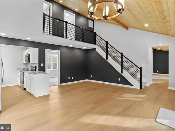 36 Plum Tree Ln, Berkeley Springs, WV 25411