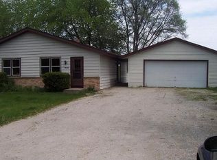 N8330 Parkview Dr, Ixonia, WI 53036