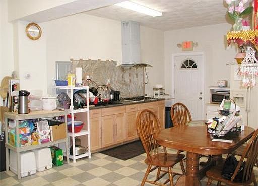 5th image of 321 Essex St