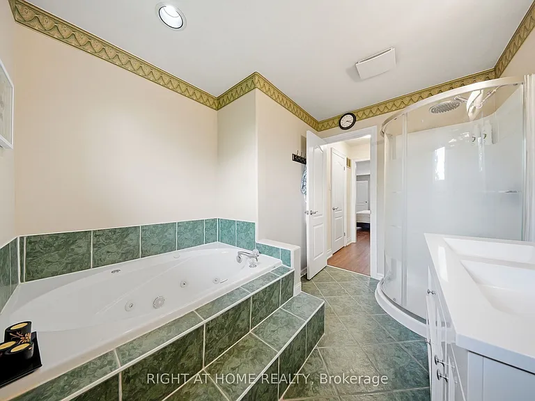 29 Sunforest Dr — Photo 33
