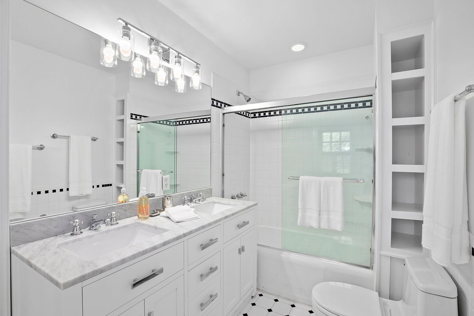  Upstairs Full Bath