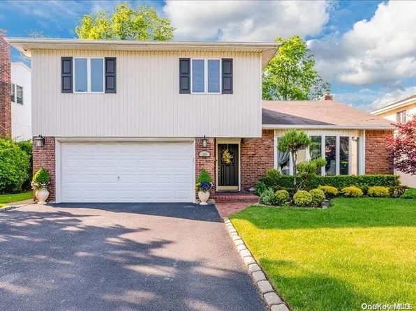 35 Steven Drive, Hewlett, NY 11557