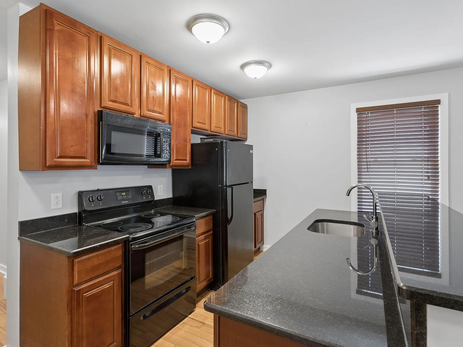4 bed, 6.0 bath, 1800 sqft, $1,421 — Photo 4