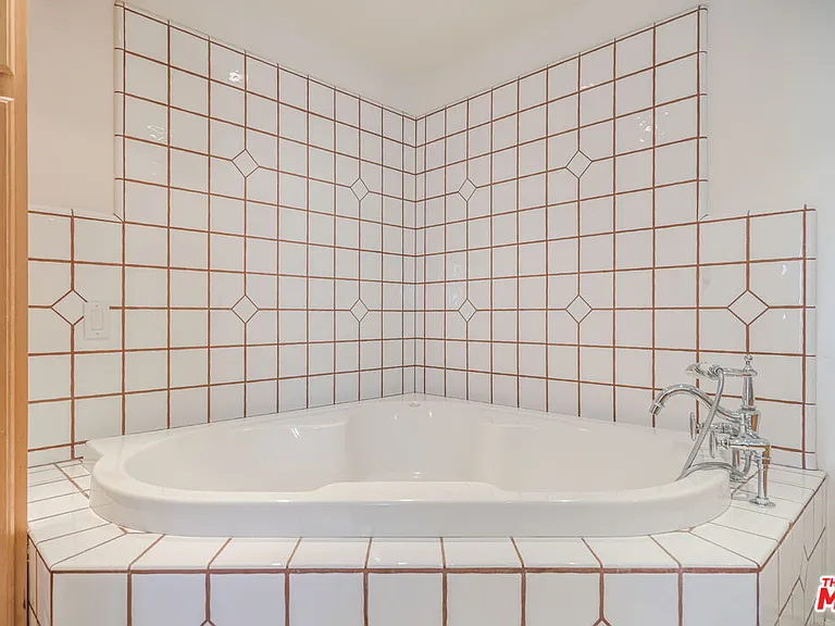 17241 Palisades Cir — Photo 16