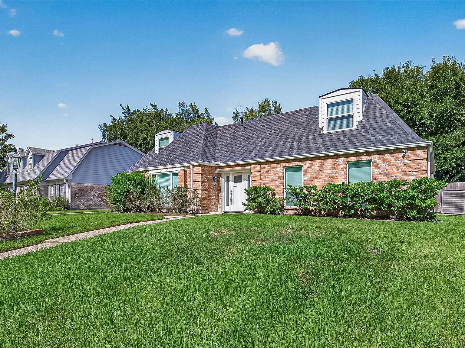 4 bed, 2.5 bath, 2823 sqft, $3,250 — Photo 3