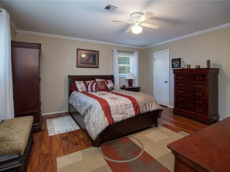 1921 Trinity Dr — Photo 9