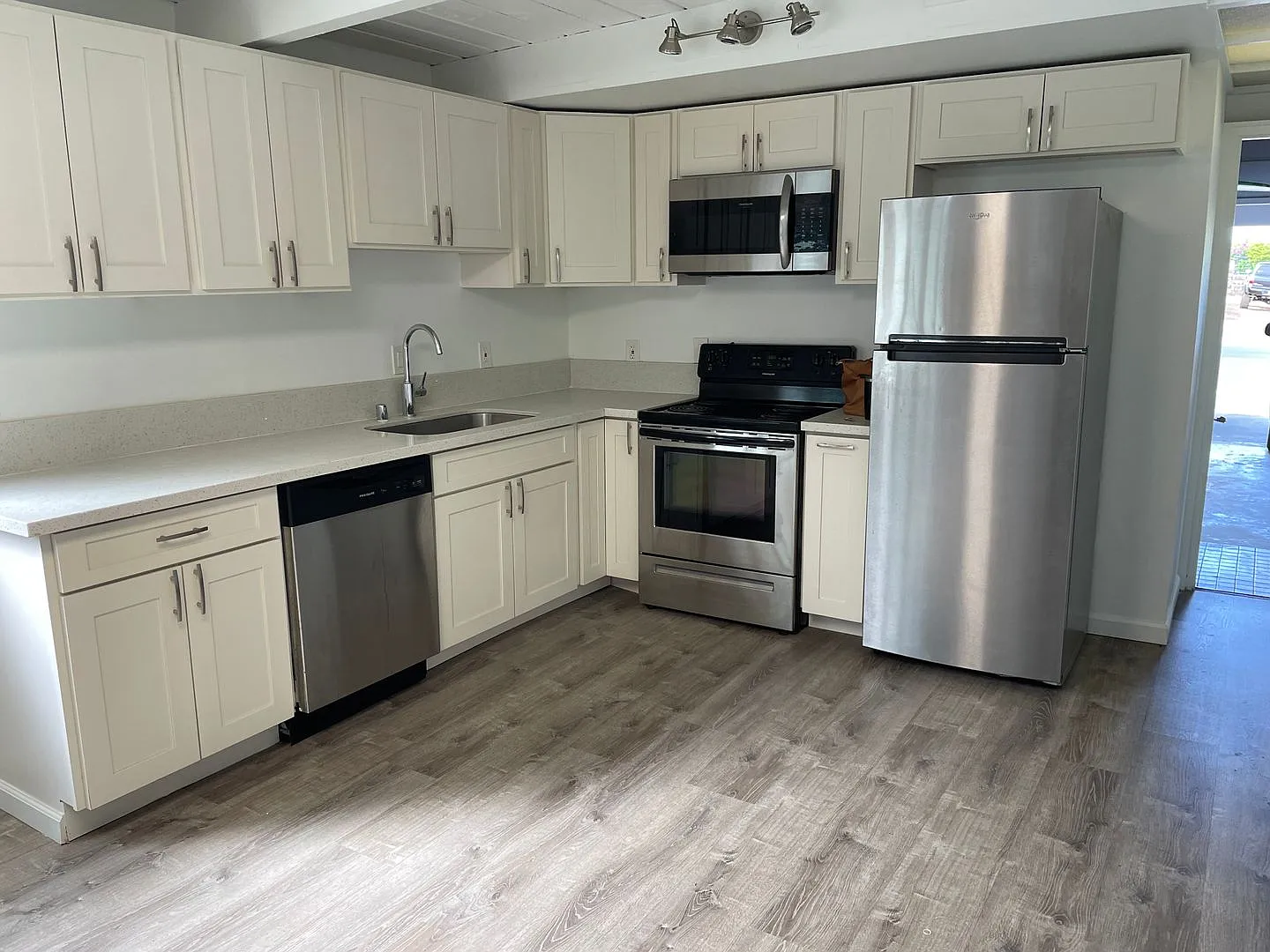 Hawaii Kai - Attached 1 Bedroom + Den w/ 1 Bathroom - $2400 — Photo 3
