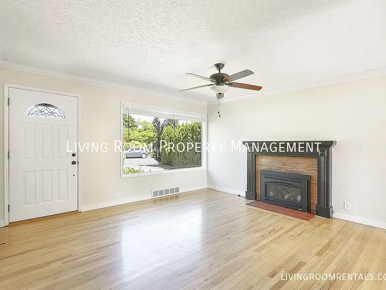 725 Riverdale Dr — Photo 2