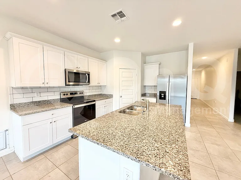 3246 W Sable Ave — Photo 3