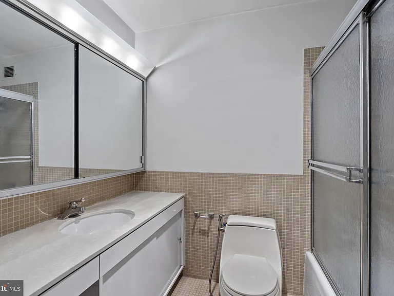4000 N Charles St #905 — Photo 11