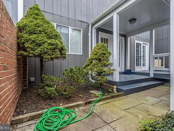 Private Courtyard to Front Door