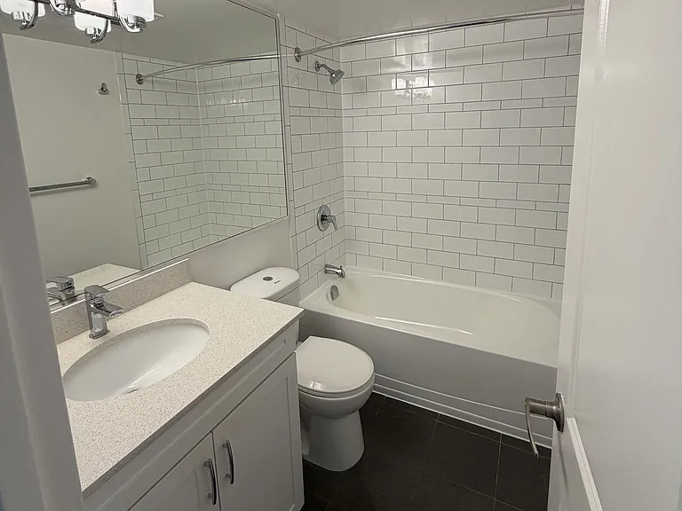 147 Wellington St W #606 — Photo 10