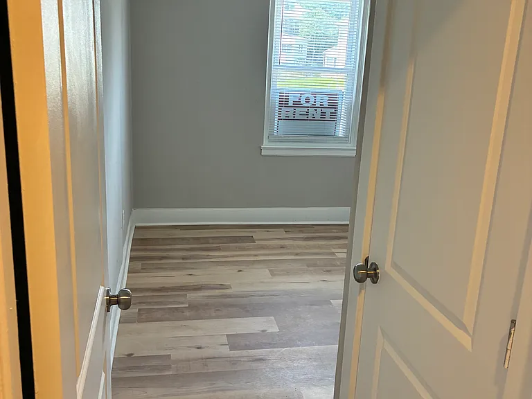 1421 Ridley Ave — Photo 9