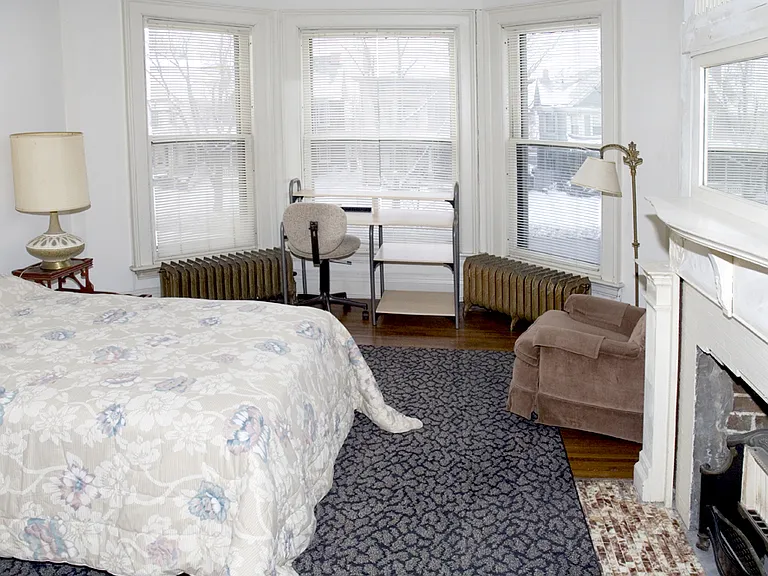 Doctors Guest House on Richmond with Co-Living Space — Photo 11