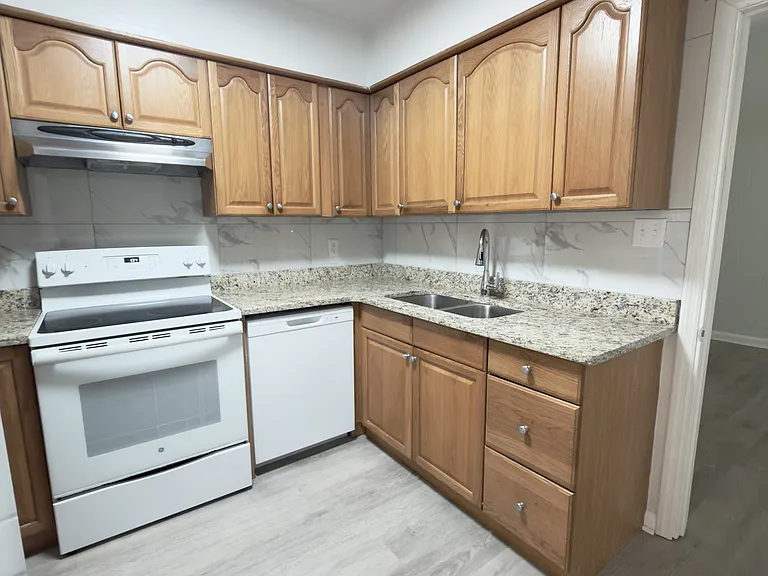 927 E Walnut St — Photo 8