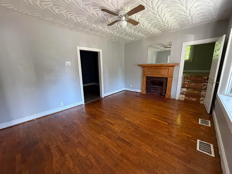 135 Clyde St — Photo 2