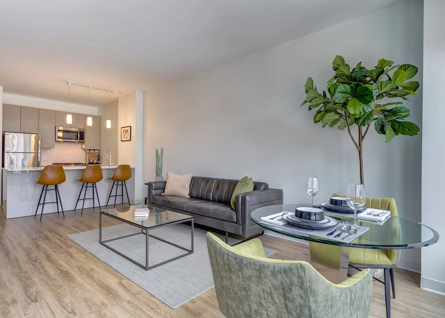 2 bed, 906 sqft, $3,940 — Photo 3