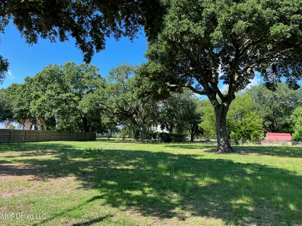 101 Pine Ave, Pass Christian, MS 39571