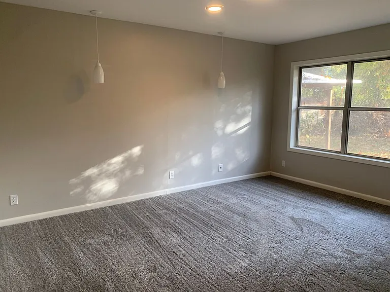 2204 Clinton St — Photo 16
