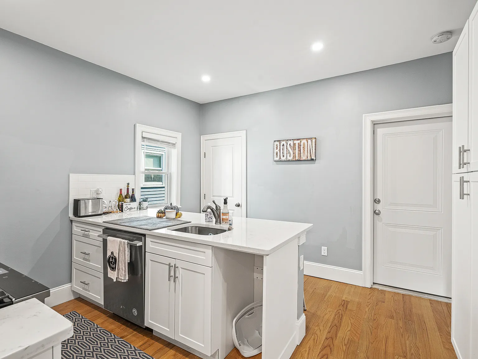 3 bed, 1000 sqft, $3,900 — Photo 3