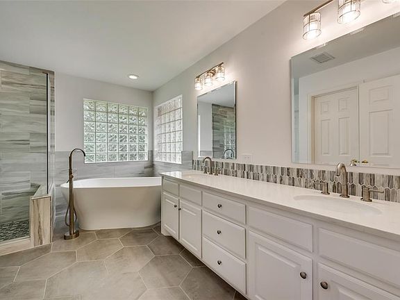 5th image of 916 Lazy Grove Ct