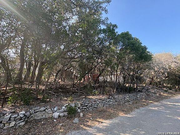 5th image of 690 Georges Rd