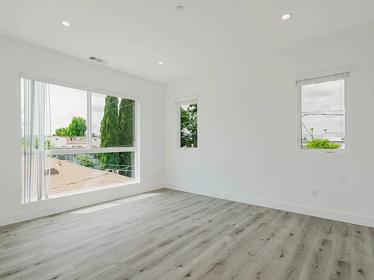 10853 Otsego St — Photo 18