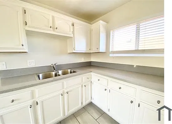 1552 E 32nd St #3 — Photo 2