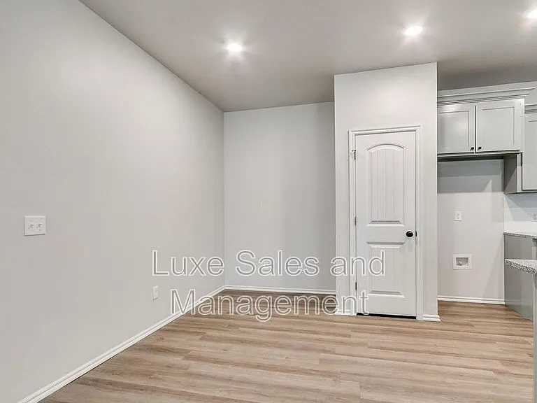 8002 NW 105th Ter — Photo 7